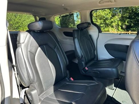 Used 2022 Chrysler Pacifica Touring-L FWD image 19