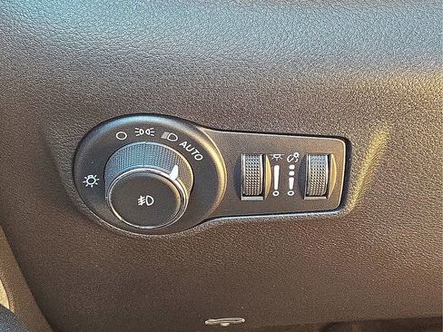 Used 2023 Jeep Compass Latitude image 32