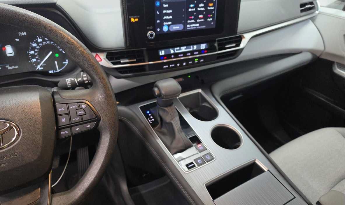 Used 2025 Toyota Sienna LE FWD image 12
