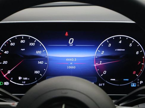 Used 2025 Mercedes-Benz GLC 300 4MATIC image 18