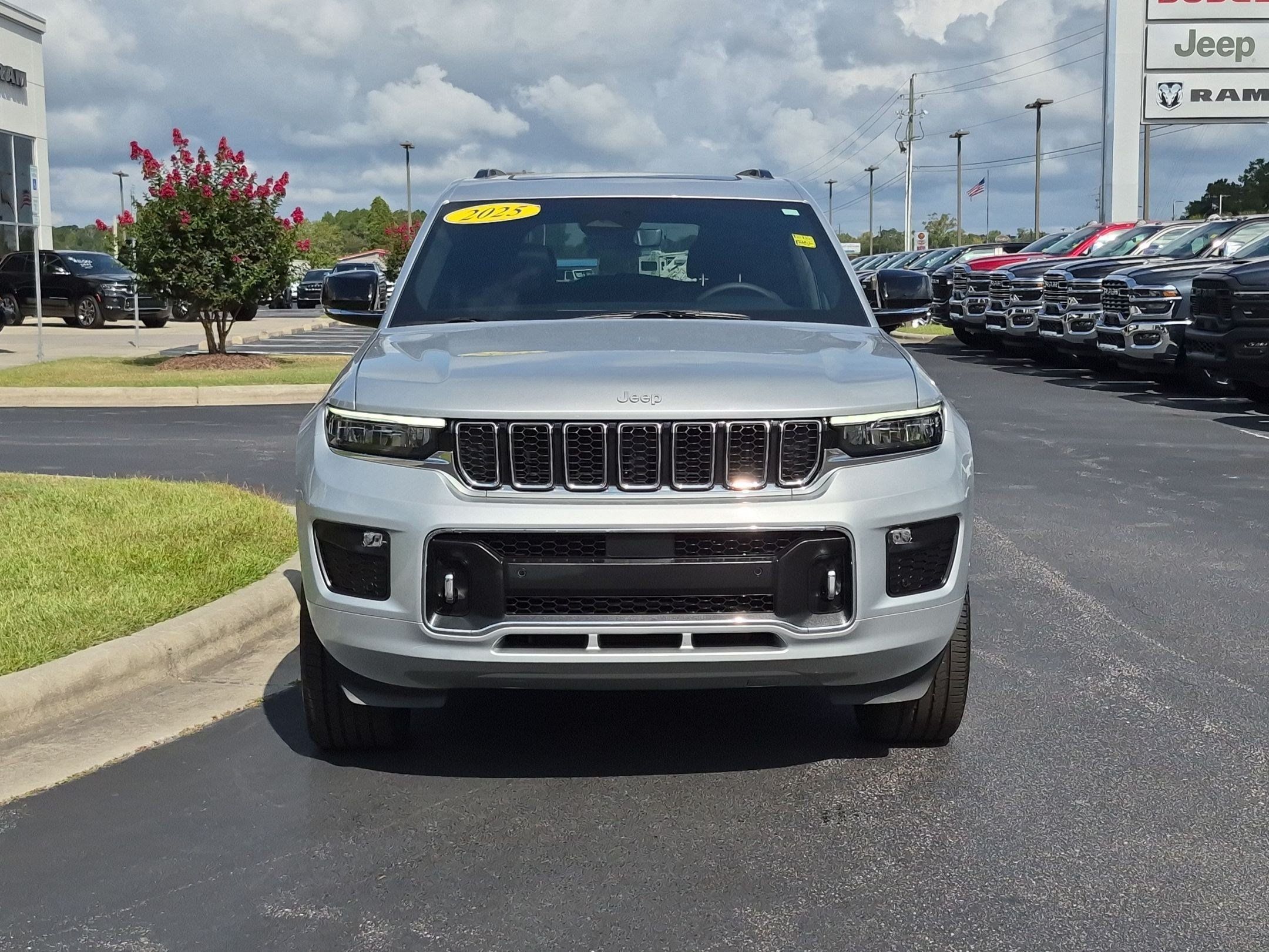 Used 2025 Jeep Grand Cherokee L Overland w/ Luxury Tech Group IV AWD/4WD image 2