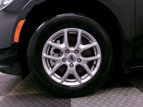 Used 2024 Chrysler Pacifica Touring-L FWD image 19