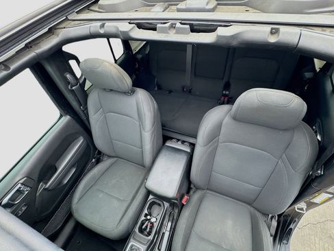 Used 2023 Jeep Wrangler Unlimited w/ Sun & Screen Package image 14