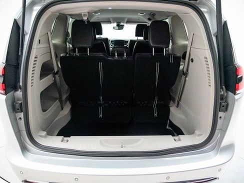 Used 2024 Chrysler Pacifica Touring-L image 23