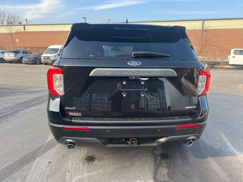 Used 2022 Ford Explorer XLT w/ Equipment Group 202A image 6