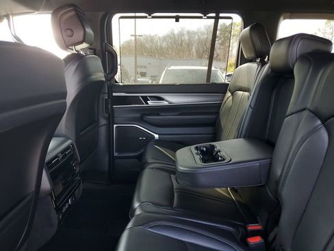 Used 2025 Jeep Wagoneer 4WD w/ Convenience Group I image 12