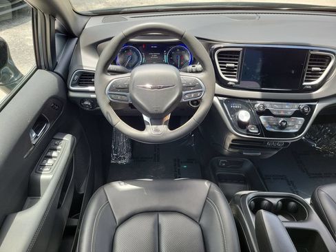 Used 2025 Chrysler Pacifica Select FWD image 12