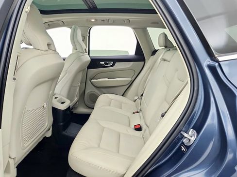 Certified 2022 Volvo XC60 T8 Inscription Expression w/ Climate Package image 31