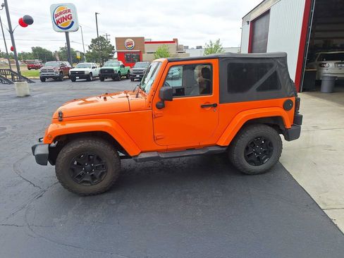 Used 2012 Jeep Wrangler Sahara w/ Connectivity Group AWD/4WD image 5