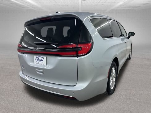 Used 2024 Chrysler Pacifica Touring-L image 13
