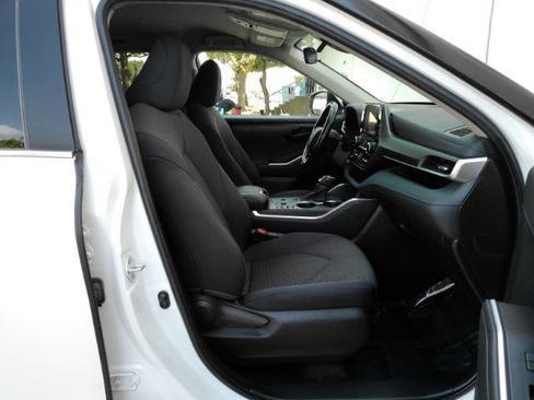 Used 2023 Toyota Highlander LE FWD image 21