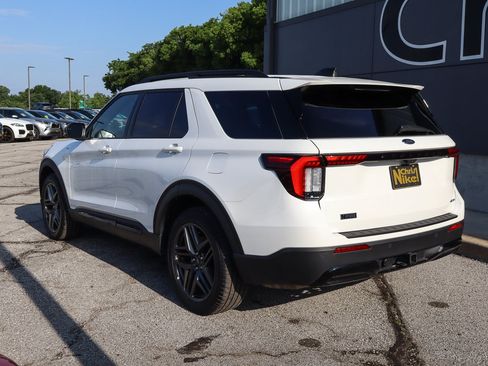 Used 2025 Ford Explorer ST-Line w/ ST-Line Street Pack AWD/4WD image 6