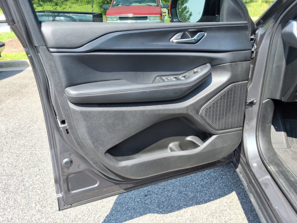 Used 2025 Jeep Grand Cherokee L Altitude RWD image 21