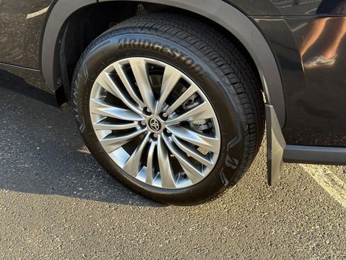 Used 2025 Toyota Highlander Platinum image 10