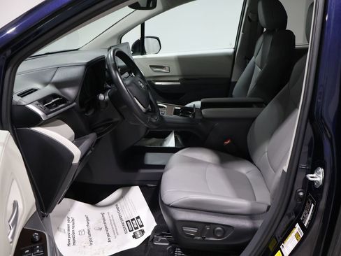 Used 2024 Toyota Sienna XLE image 10