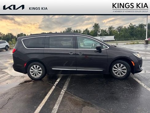 Used 2017 Chrysler Pacifica Touring-L FWD image 7