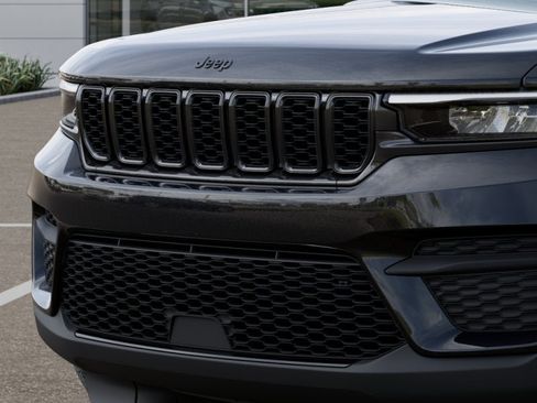 New 2025 Jeep Grand Cherokee Altitude image 28