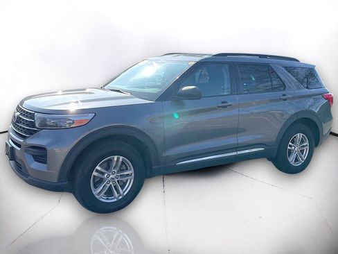 Used 2022 Ford Explorer XLT image 2
