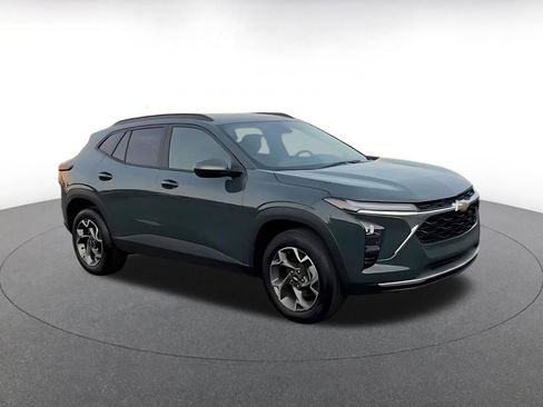 Used 2025 Chevrolet Trax LT w/ LT Convenience Package image 2