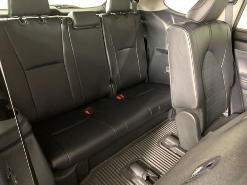 Used 2024 Toyota Highlander XLE AWD/4WD image 38