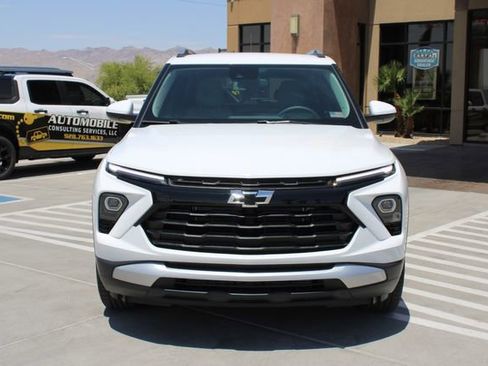 Used 2025 Chevrolet TrailBlazer LT w/ LPO, Blackout Package FWD image 2
