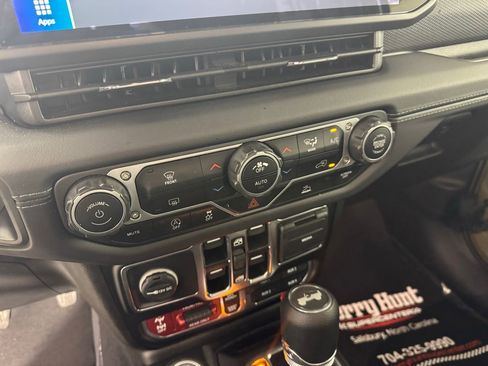 Used 2025 Jeep Wrangler Unlimited Rubicon image 19