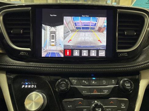 Used 2022 Chrysler Pacifica Limited AWD/4WD image 11