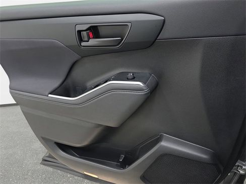 Certified 2024 Toyota Highlander LE image 23