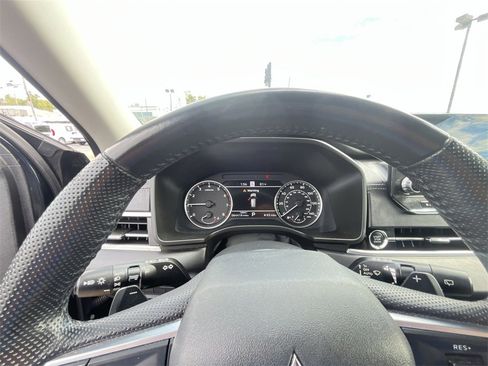 Used 2022 Mitsubishi Outlander SE image 15