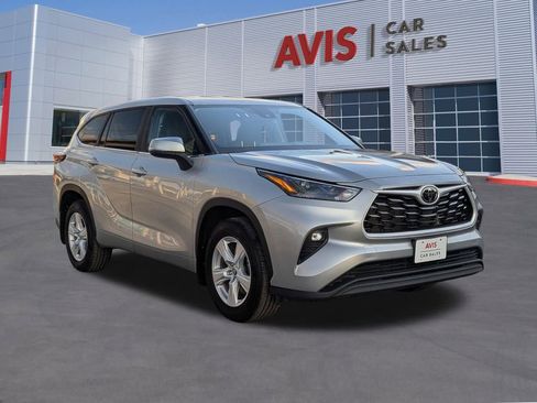 Used 2024 Toyota Highlander LE image 9