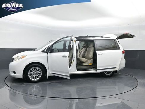Used 2013 Toyota Sienna XLE image 28