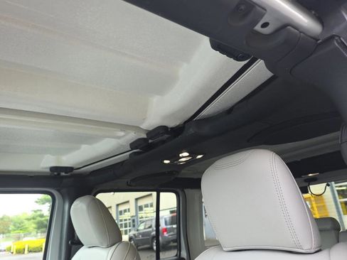 Used 2023 Jeep Wrangler Unlimited Sahara AWD/4WD image 15