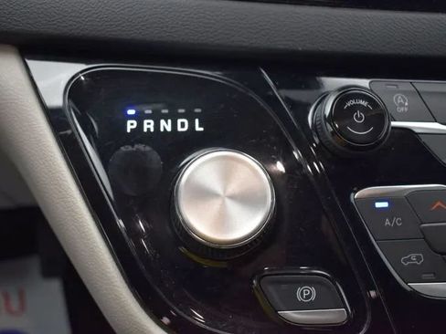 Used 2024 Chrysler Pacifica Touring-L FWD image 34