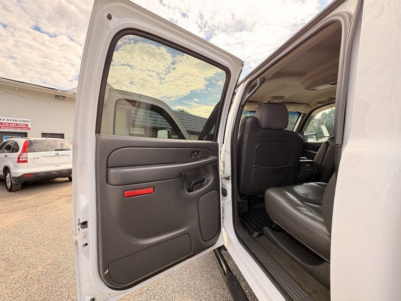 Used 2006 GMC Sierra 2500 SLT w/ Heavy-Duty Power Package AWD/4WD image 19