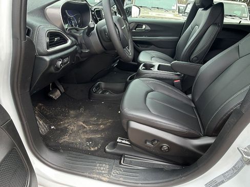 New 2026 Chrysler Pacifica Select FWD image 16