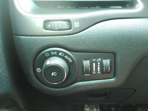 Used 2020 Jeep Cherokee Trailhawk AWD/4WD image 33