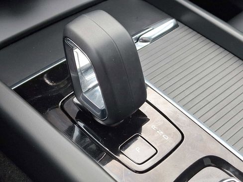 Used 2024 Volvo XC60 B5 Core w/ Climate Package image 18