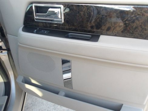 Used 2017 Lincoln Navigator Select image 9