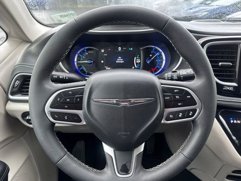 Used 2024 Chrysler Pacifica Select image 28