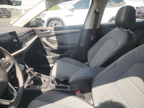 Used 2025 Volkswagen Jetta SE FWD image 6