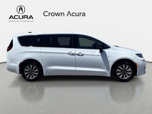 Used 2024 Chrysler Pacifica Limited FWD image 5
