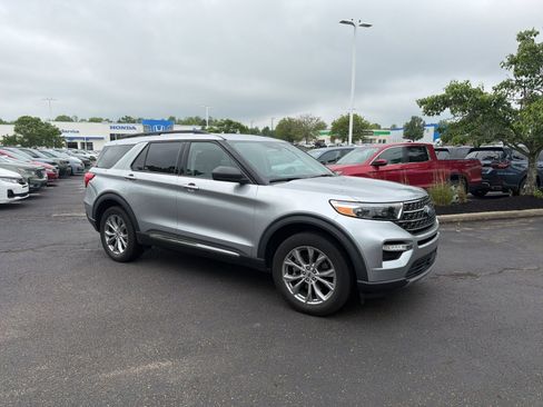 Used 2021 Ford Explorer XLT w/ Equipment Group 202A AWD/4WD image 21