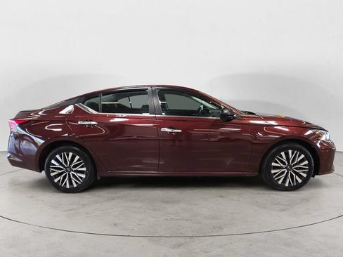 Used 2025 Nissan Altima 2.5 SV FWD image 4
