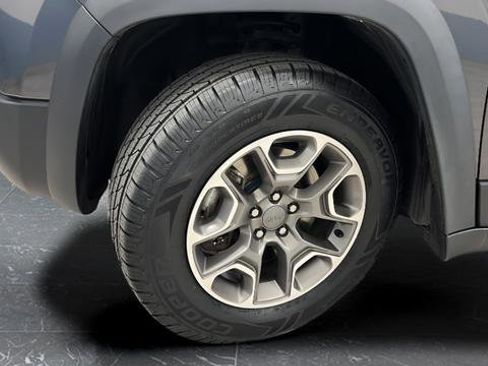 Used 2022 Jeep Cherokee Trailhawk w/ Sun, Sound & Nav Group AWD/4WD image 37