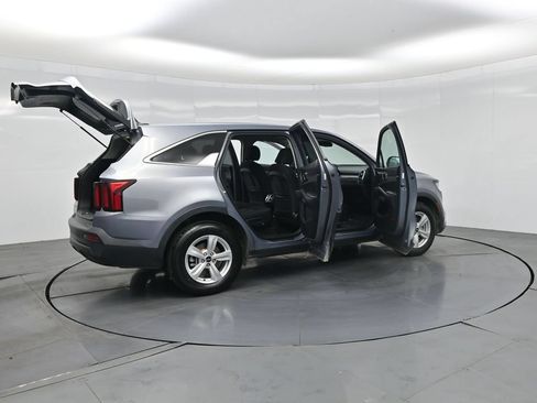 Used 2023 Kia Sorento LX FWD image 4