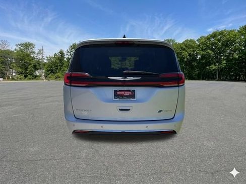 Used 2024 Chrysler Pacifica Limited FWD image 7