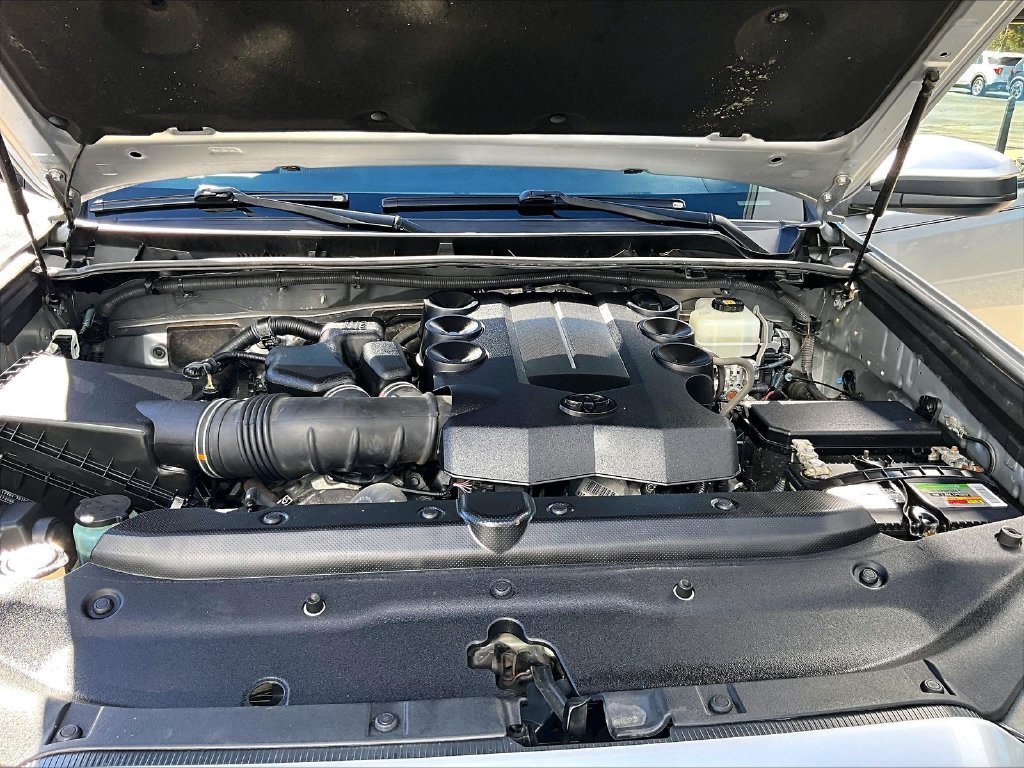 Used 2018 Toyota 4Runner SR5 AWD/4WD image 29