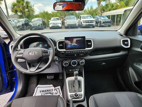 Used 2025 Hyundai Venue Limited FWD image 10