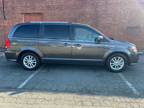 Used 2019 Dodge Grand Caravan SXT FWD image 2