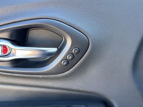 Used 2019 Jeep Cherokee Overland w/ Technology Group image 22